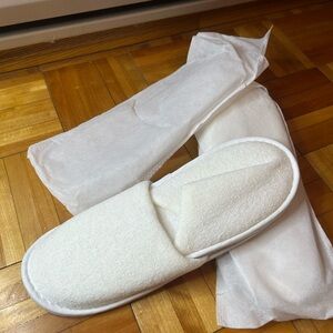 New spa/hotel White Slippers - 2 pairs
